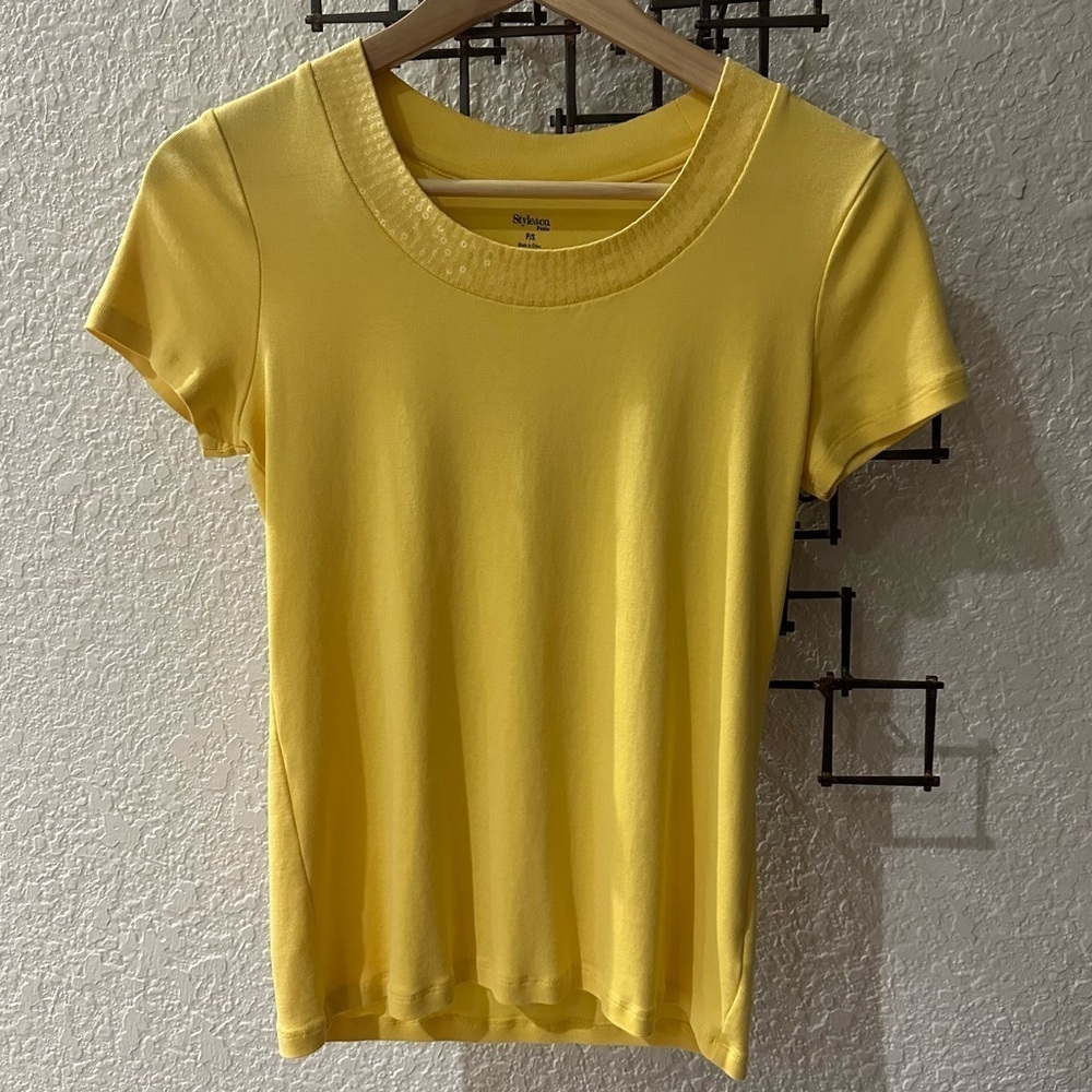 Yellow Fitted Short Sleeve Tee with sequin collar